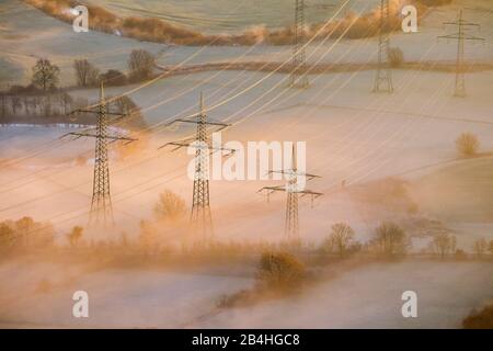 , Lippe pianure alluvionali con pali di potenza in nebbia mattutina al Sunrise11.12.2013, vista aerea, Germania, Renania Settentrionale-Vestfalia, zona della Ruhr, Hamm Foto Stock