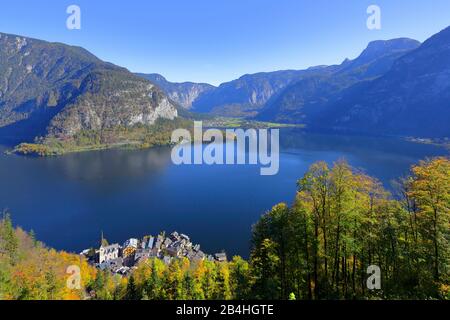 Vista sul lago di Hallstatt con Hallstatt in autunno, Salzkammergut, Austria Foto Stock