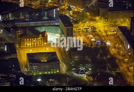, scatto notturno della città di Dortmund con il municipio e piazza Friedensplatz, 26.03.2013, vista aerea, Germania, Nord Reno-Westfalia, Ruhr Area, Dortmund Foto Stock