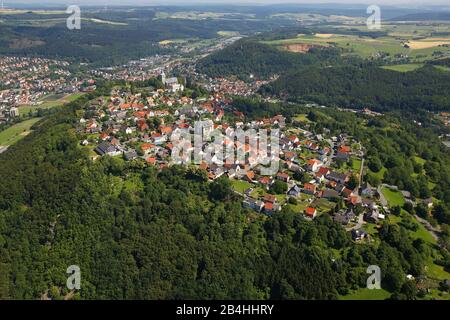 , Obermarsberg con chiesa di San Petrus e Paulus e chiesa Nikolai, 27.06.2011, vista aerea, Germania, Renania Settentrionale-Vestfalia, Sauerland, Marsberg Foto Stock