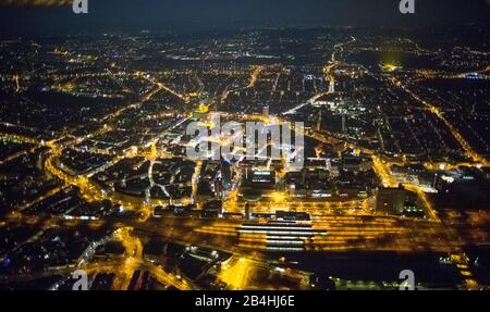 , centro di Dortmund con la stazione principale di notte, vista aerea, Germania, Nord Reno-Westfalia, zona della Ruhr, Dortmund Foto Stock