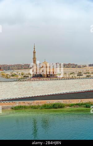 Canale Di Suez, Moschea, Passaggio Canale Di Suez, Egitto Foto Stock