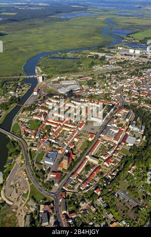 , centro di Anklam sul fiume Peene con la chiesa di Santa Maria, il municipio e il mercato, 11.08.2012, vista aerea, Germania, Meclemburgo-Pomerania occidentale, Anklam Foto Stock