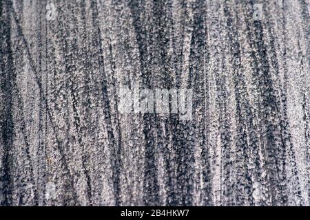 Le tracce di pneumatici di biciclette su asfalto di un marciapiede via close-up e vista dall'alto. Foto Stock