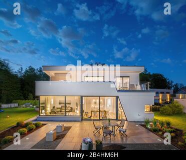 Abendstimmung eines modernes Einfamilienhauses mit Garten, Neubau, Architektur Foto Stock