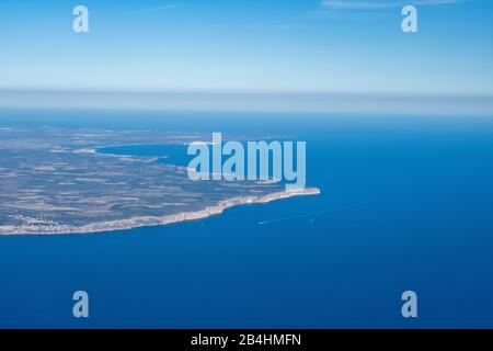 Vista dalla finestra di un aereo sull'isola di Maiorca dopo la partenza di Palma Foto Stock