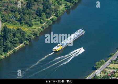 Veduta aerea di una nave da carico e di un motoscafo sul Reno Foto Stock