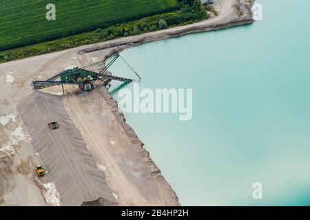 Veduta aerea di un lago di cava, estrazione mineraria e estrazione di sabbia di quarzo Foto Stock