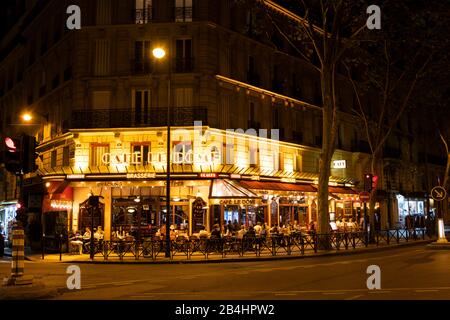 Das Café le Dôme in der Rue Saint-Dominique im 7. Circondario Bei Nacht, Parigi, Frankreich, Europa Foto Stock