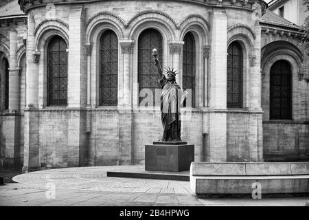 Un modello in bronzo della Statua della libertà di fronte al Musée des Arts et Métiers, Parigi, Francia, Europa Foto Stock