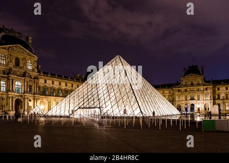 Piramide di vetro illuminata di notte al Louvre, Parigi, Francia, Europa Foto Stock