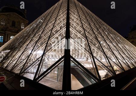 Piramide di vetro illuminata di notte al Louvre, Parigi, Francia, Europa Foto Stock