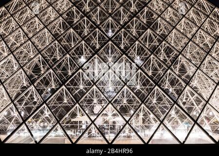 Piramide di vetro illuminata di notte al Louvre, Parigi, Francia, Europa Foto Stock
