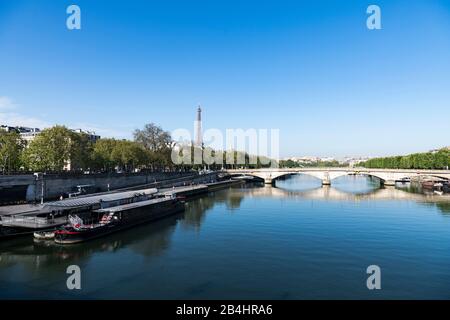 Vista dal ponte Pont Alexandre III sulla Senna e il Pont des Invalides sulla Torre Eiffel, Parigi, Francia, Europa Foto Stock