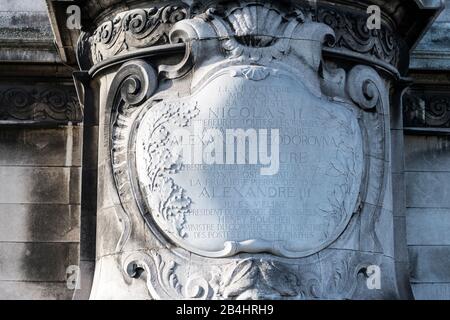 Iscrizione su un pilone di fronte al ponte Pont Alexandre III, Parigi, Francia, Europa Foto Stock