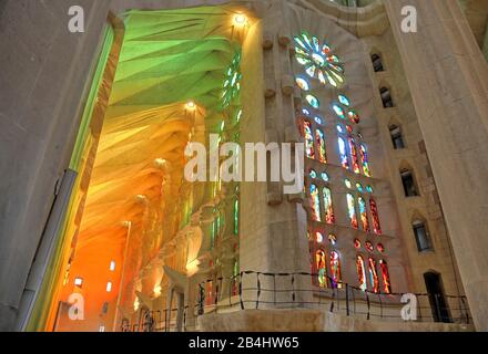 Vetrate all'interno della cattedrale della Sagrada Familia di Antoni Gaudi a Barcellona, Catalogna, Spagna Foto Stock