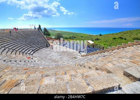 Antico teatro sulla costa mediterranea nell'antico sito archeologico di Kourion vicino a Limassol, costa mediterranea, Cipro Foto Stock