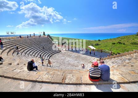 Antico teatro sulla costa mediterranea nell'antico sito archeologico di Kourion vicino a Limassol, costa mediterranea, Cipro Foto Stock