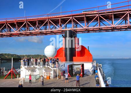 Ponti superiori con camino di transatlantico Liner Regina Maria 2 sotto il ponte della pressa del tè, Lisbona, Portogallo Foto Stock