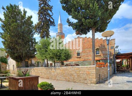 Moschea di Kebir con minareto nella città vecchia Limassol, baia di Akrotiri, Mar Mediterraneo, Cipro Foto Stock