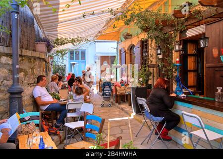 Strada della città vecchia con tavoli da ristoranti Limassol, Baia di Akrotiri, Mar Mediterraneo, Cipro Foto Stock