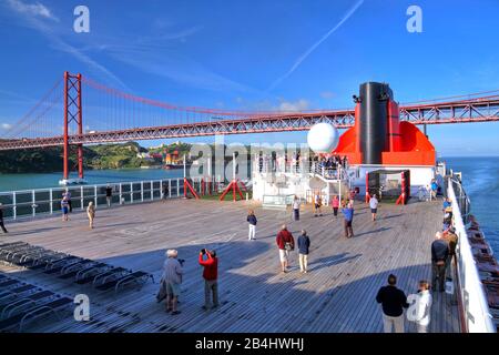 Ponti superiori con camino di transatlantico Liner Regina Maria 2 sotto il ponte della pressa del tè, Lisbona, Portogallo Foto Stock