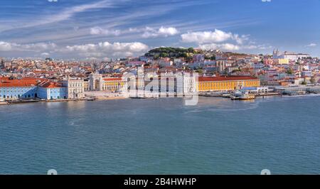 Lungomare del centro della città sul fiume Tago con la Praca do Comercio Sao Jorge e La Cattedrale Se, Lisbona, Portogallo Foto Stock