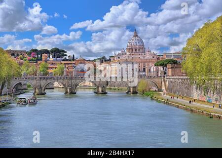 Tevere con Angelo ponte Gianicolo e Basilica di San Pietro, Roma, Lazio, Italia Foto Stock