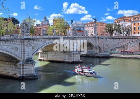 Escursione in barca sul Tevere con Ponte Vittorio Emanuele II e la cupola della Basilica di San Pietro, Roma, Lazio, Italia Foto Stock