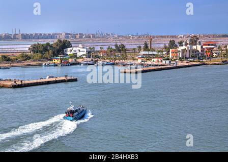 Pilota in barca di fronte alla stazione pilota dei piloti del canale al canale di Suez (canale di Suez) a Port Said Mar Mediterraneo, Egitto Foto Stock