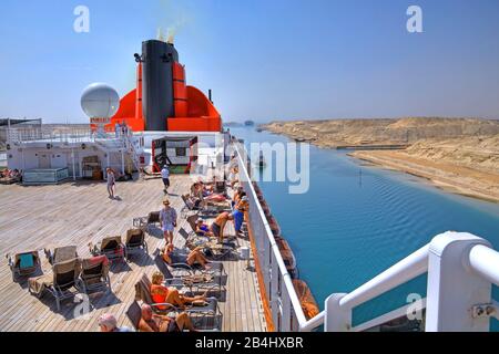 Ponte superiore con lettini e camino del transatlantico Liner Queen Mary 2 nel canale di Suez (canale di Suez), Egitto Foto Stock