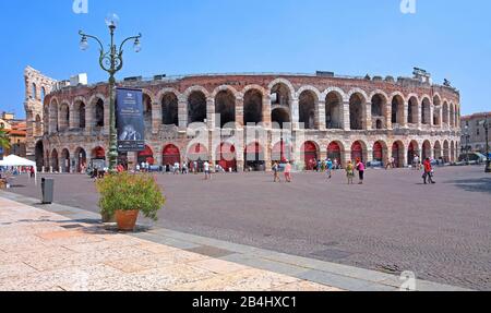 Piazza Bra Con L'Arena Di Verona, Città Vecchia, Verona, Veneto, Italia Foto Stock