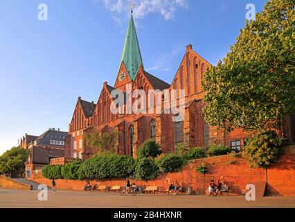 Chiesa di San Martino sulla Schlachte sulle rive del Weser al sole serale Altstadt Bremen, Weser, Land Bremen, Germania Foto Stock