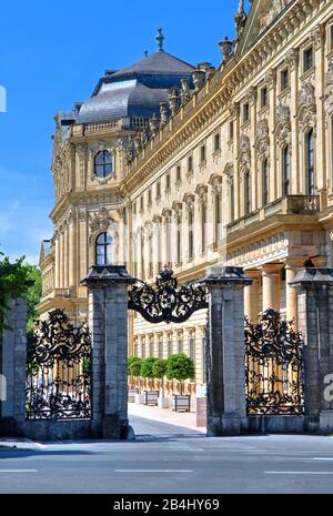 Porta alla Hofgarten con il lato est della residenza, Würzburg, Maintal, Bassa Franconia, Franconia, Baviera, Germania Foto Stock