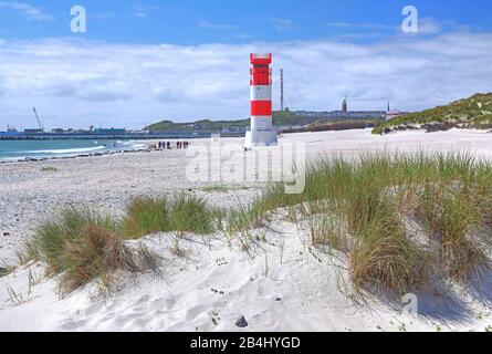 Spiaggia sud con faro sulla Badedüne contro l'isola principale, Helgoland, Helgoland Bay, German Bight, North Sea Island, North Sea, Schleswig-Holstein, Germania Foto Stock