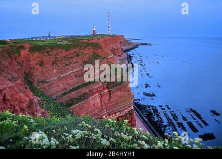 Scogliera nord-occidentale con faro e torre di trasmissione sull'Oberland al tramonto, Helgoland, Helgoland Bay, Bight tedesco, North Sea Island, North Sea, Schleswig-Holstein, Germania Foto Stock