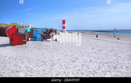 Spiaggia sud con sedie da spiaggia e faro sul Badedüne, Helgoland, Helgoland Bay, German Bay, North Sea Island, North Sea, Schleswig-Holstein, Germania Foto Stock