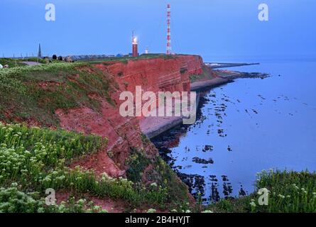 Scogliera nord-occidentale con faro e torre di trasmissione sull'Oberland al tramonto, Helgoland, Helgoland Bay, Bight tedesco, North Sea Island, North Sea, Schleswig-Holstein, Germania Foto Stock