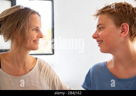 guarda, madre, figlio Foto Stock