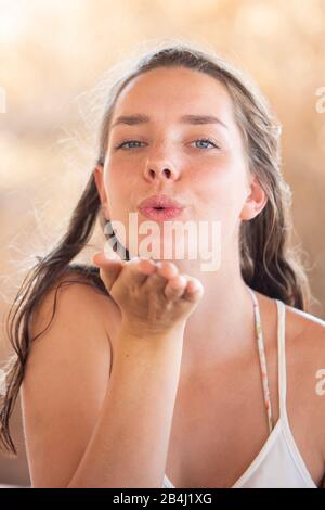 Aria bacio, adolescenti, ragazze, ritratto Foto Stock