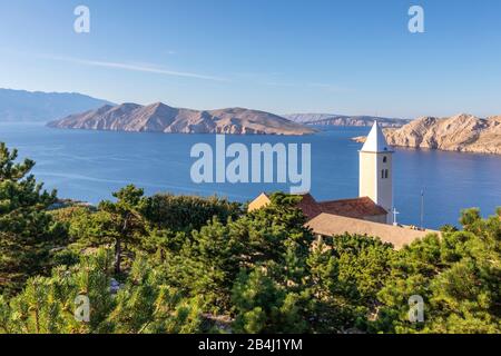 Baska, chiesa Sveti Ivan (chiesa di San Ivan) dopo la ricostruzione del campanile anno 2019, isola di Krk, baia di Quarnero, costa adriatica, Croazia Foto Stock