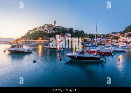 Porto e città storica di Vrbnik, isola di Krk, baia di Kvarner, Croazia Foto Stock