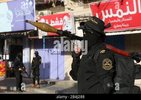 I membri delle Brigate al-Quds, il fianco militare della Jihad islamica, sono schierati nelle strade della striscia di Gaza, il 6 marzo 2020. Abed Rahim Khatib Foto Stock