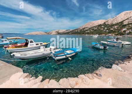 Stara Baska, vista porto turistico, isola di Krk, Kvarner Bay, Primorje-Gorski Kotar County, Croazia Foto Stock