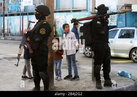 I membri delle Brigate al-Quds, il fianco militare della Jihad islamica, sono schierati nelle strade della striscia di Gaza, il 6 marzo 2020. Abed Rahim Khatib Foto Stock