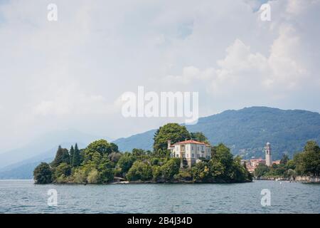 Europa, Italien, Piemont, Verbania. Die kleine Insel San Giovanni im Lago maggiore, vom Wasser aus gesehen. Dahinter liegt der Ortsteil Pallanza. Foto Stock