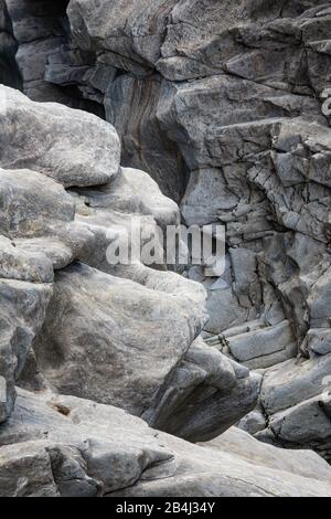 Europa, Svizzera, Ticino, Vallemaggia. Il taglio profondo del fiume Maggia roccia nel Maggiatale. Foto Stock