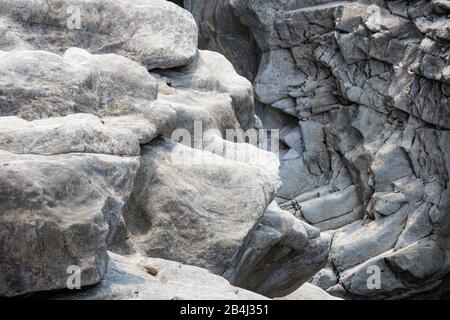 Europa, Svizzera, Ticino, Vallemaggia. Il taglio profondo del fiume Maggia roccia nel Maggiatale. Foto Stock