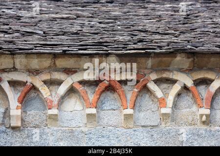 Europa, Italien, Piemont, Montorfano. Schmuckbögen unterhalb des Dachabschlusses an der Chiesa di San Giovanni Battista, einer der besterhaltenen roma Foto Stock