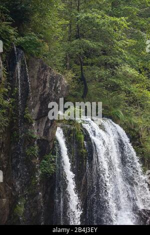 Europa, Italien, Piemont, Isella. Die Wasserfälle des Bergflusses San Bernadino nördlich von Verbania. Foto Stock